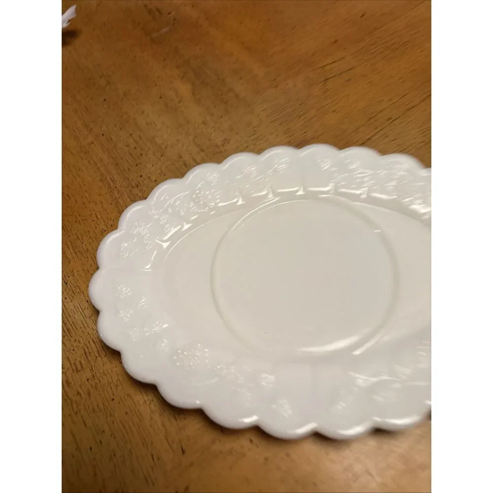 VINTAGE WESTMORELAND WHITE MILK GLASS PANELED GRAPE SAUCER/PLATTER‎